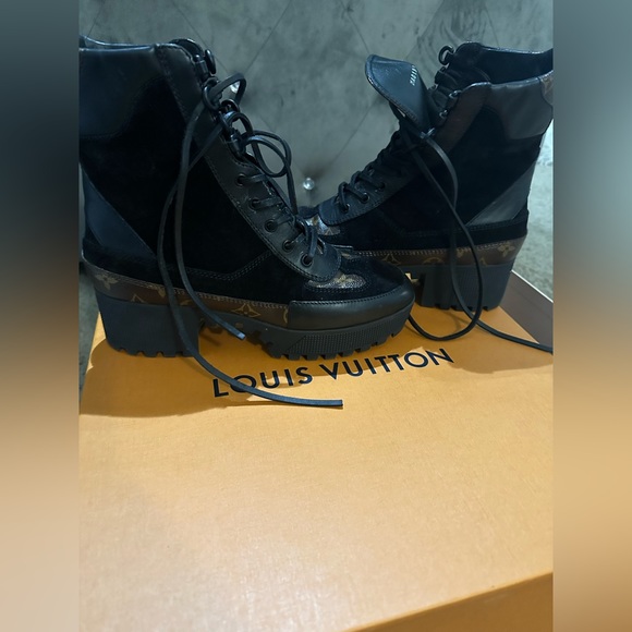 Authentic Louis Vuitton Boots Size 39 1/2 - Picture 1 of 7